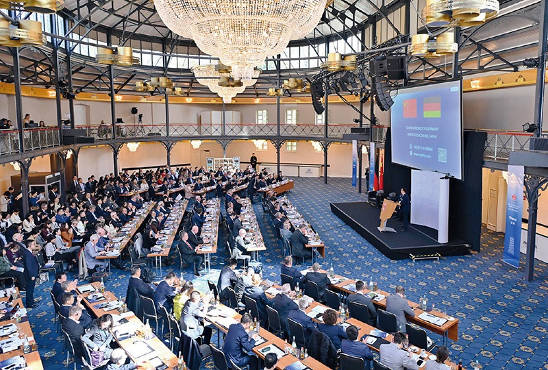 2024“投資中國”系列活動(dòng)德國專場4月5日在巴登—符滕堡州首府斯圖加特市舉行，活動(dòng)吸引德國工商界代表超300人參加。圖為當(dāng)日拍攝的活動(dòng)現(xiàn)場。 新華社記者 任鵬飛/攝