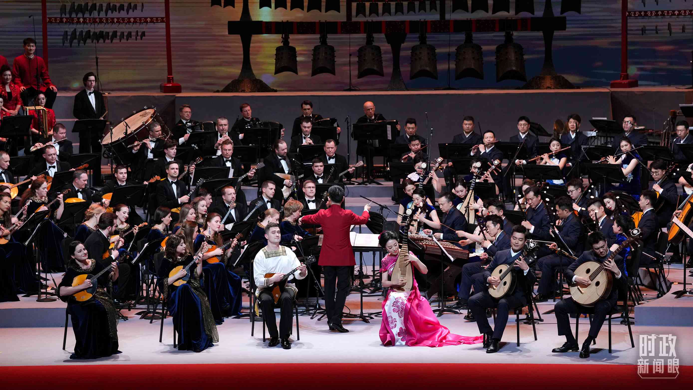 △前來參加音樂會的中俄藝術(shù)家匯聚一堂。（總臺央視記者李增仁、國廣記者李晉拍攝）