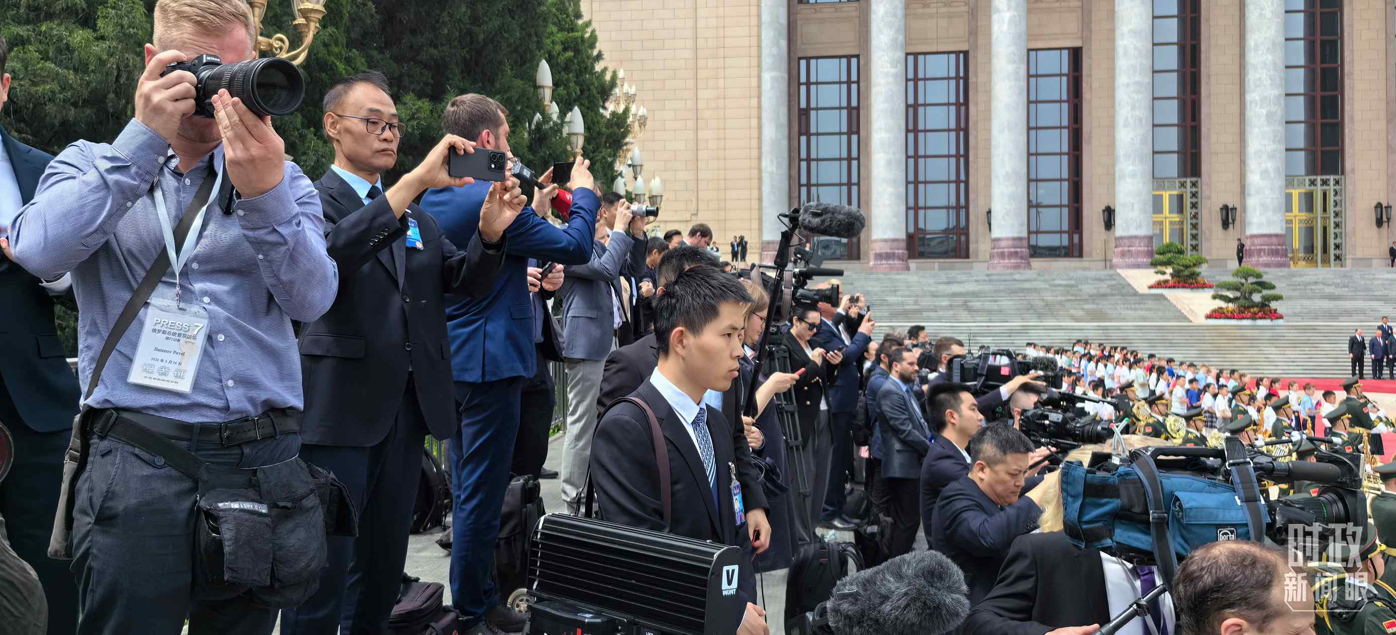 △當(dāng)天參與現(xiàn)場報道的中外記者。（總臺央視記者楊波、王子杭拍攝）