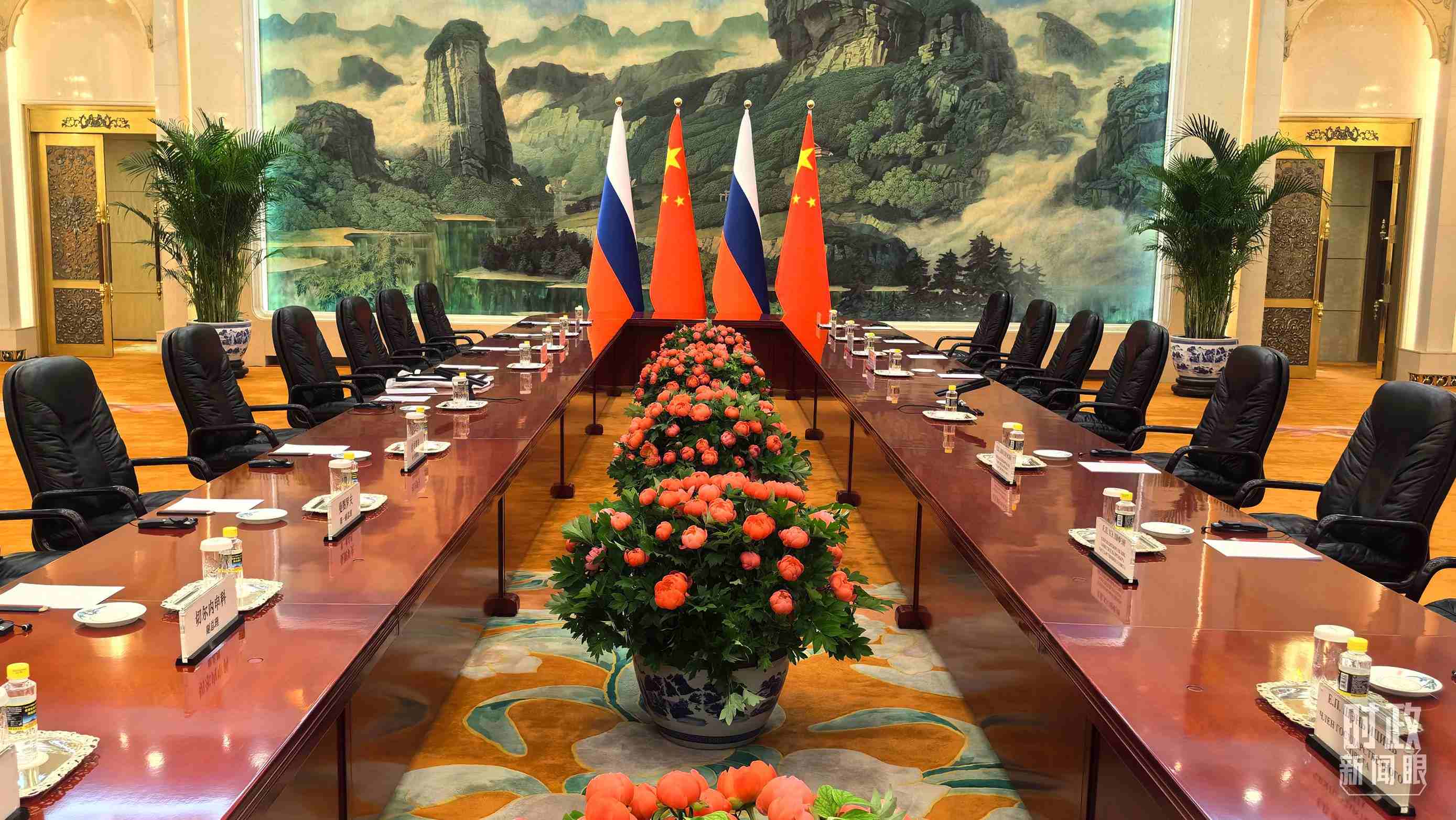 △中俄兩國元首首先舉行小范圍會談，這是會談開始前的現(xiàn)場。（總臺央視記者鄂介甫拍攝）