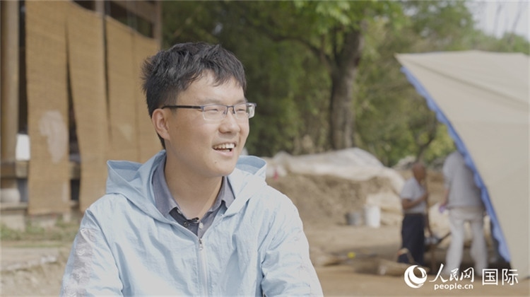 四川省文物考古研究院館員許丹陽接受人民網(wǎng)采訪。人民網(wǎng)記者 張榮攝