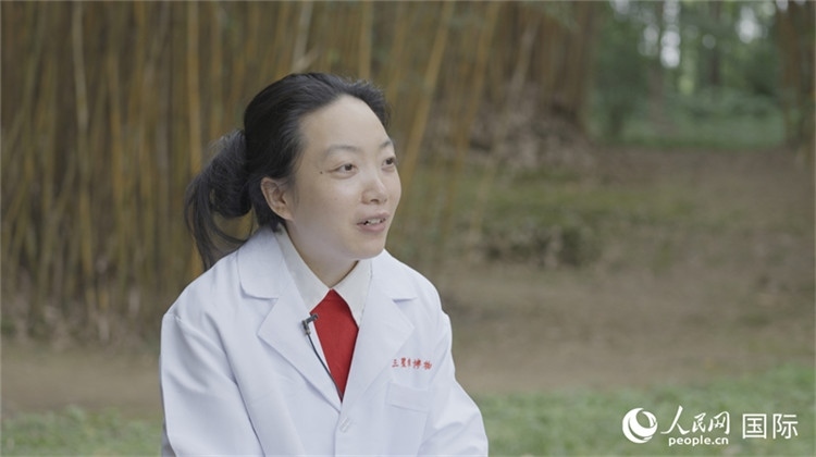 三星堆博物館文物修復(fù)師謝麗接受人民網(wǎng)采訪。人民網(wǎng)記者 張榮攝