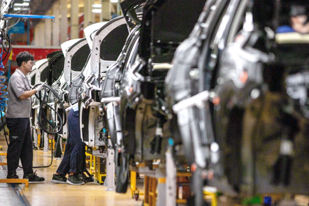 2023年9月7日，在位于泰國春武里府的上汽正大公司汽車工廠，工人在生產(chǎn)車間內(nèi)工作。新華社記者 王騰 攝