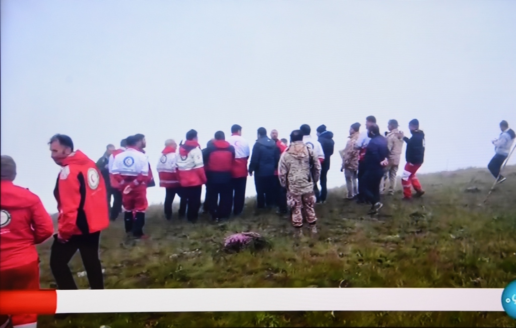 據(jù)伊朗邁赫爾通訊社5月20日報道，伊朗總統(tǒng)萊希在直升機事故中遇難。這是5月20日拍攝的伊朗國家電視臺播放的救援人員抵達事故現(xiàn)場的畫面。 新華社記者 沙達提 攝