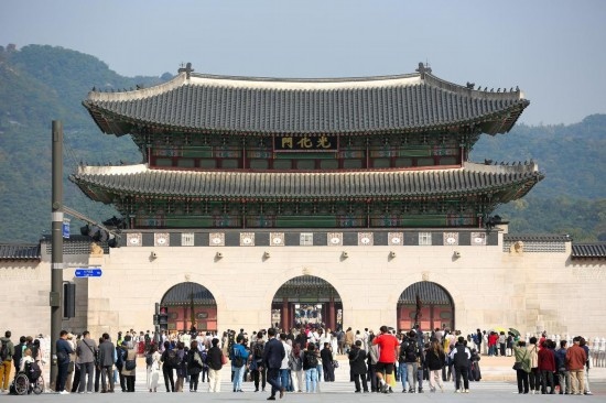 2023年10月18日，游客在韓國(guó)首爾光化門(mén)參觀。新華社記者王益亮攝