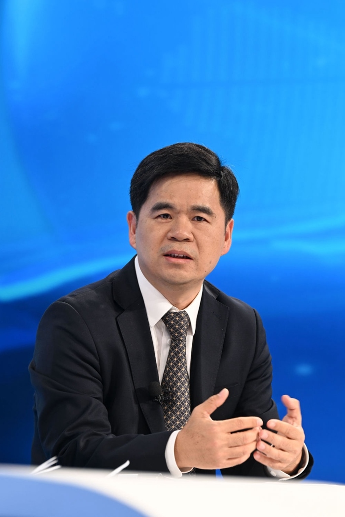 工業(yè)和信息化部運(yùn)行監(jiān)測協(xié)調(diào)局副局長何海林在“中國經(jīng)濟(jì)圓桌會”錄制現(xiàn)場交流發(fā)言。新華社記者 金良快 攝