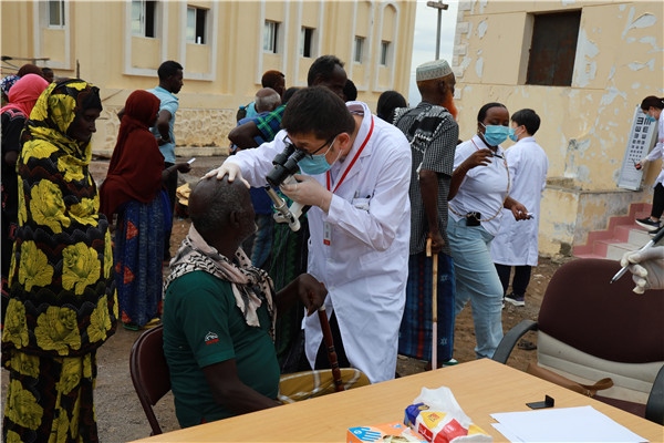 在義診現(xiàn)場，中國醫(yī)生與當?shù)鼐用窈嫌傲裟?，吉布提鹽業(yè)投資公司供圖