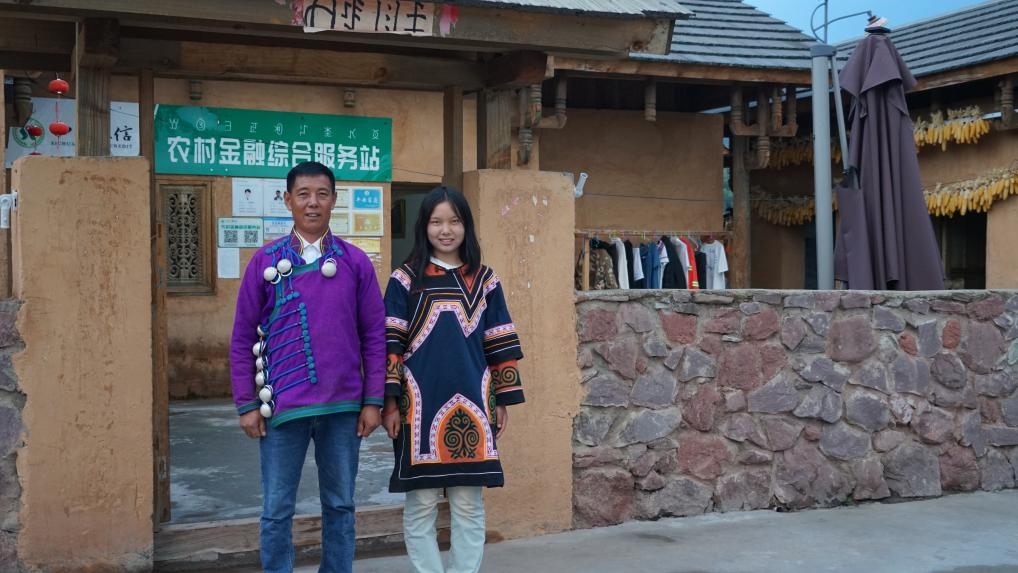 吉好有果和父親吉好也求在三河村新家合影。新華社記者 尹恒 攝