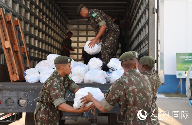 里約加利昂空軍基地，軍人在將捐贈物資裝車。人民網(wǎng)記者 時元皓攝