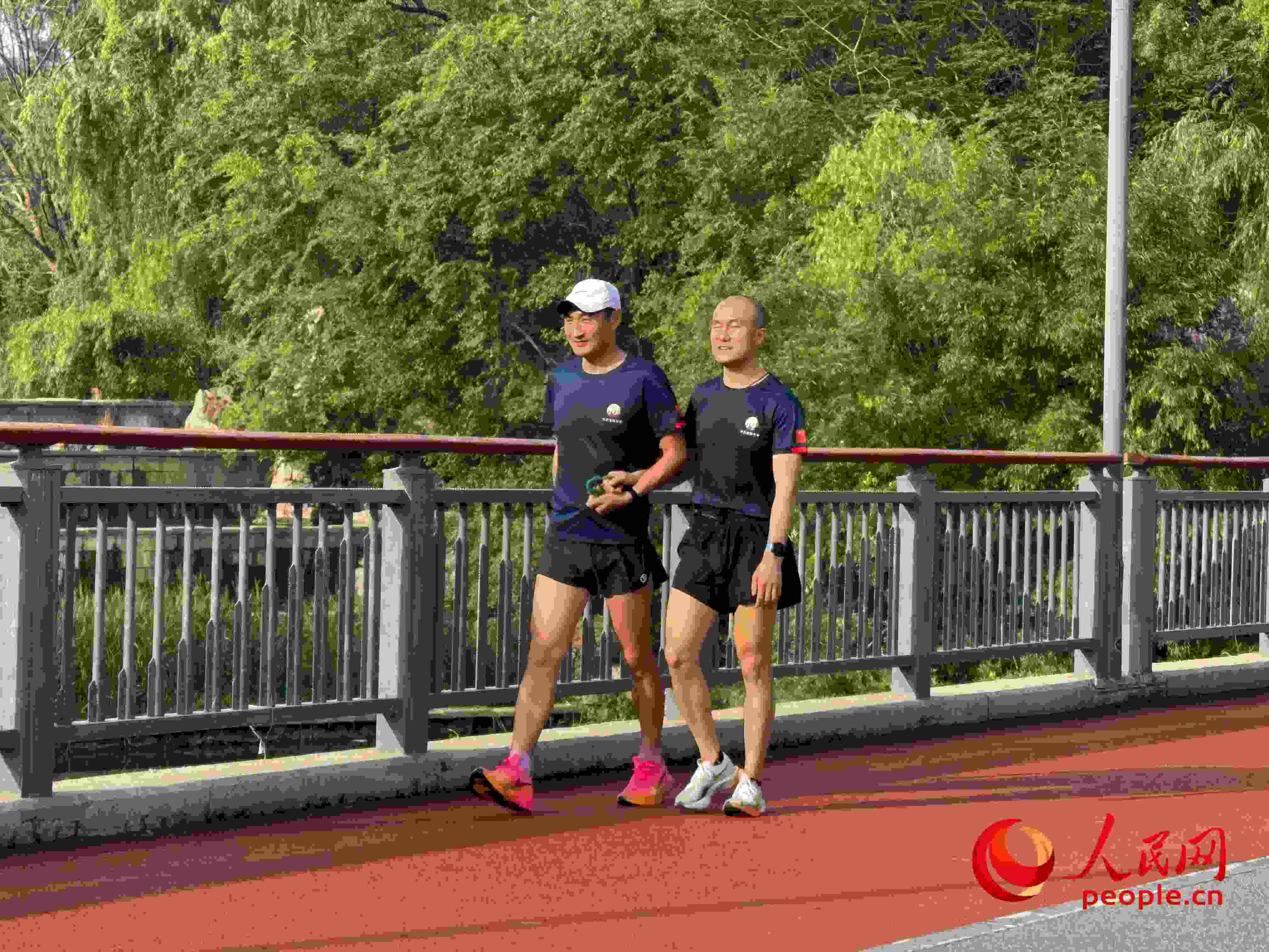 李玉寶和何亞君跑步后進行調(diào)整。人民網(wǎng) 周靜圓攝