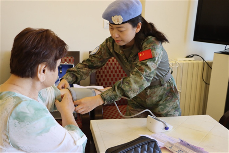 【1】 醫(yī)療分隊隊員為當?shù)鼗颊邷y量血壓。曾德樂攝