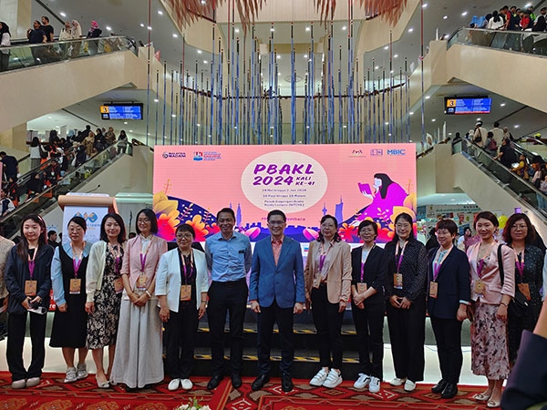 5月24日，在吉隆坡國(guó)際書展期間舉辦的中馬贈(zèng)書儀式。中國(guó)圖書進(jìn)出口（集團(tuán)）有限公司供圖