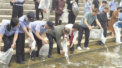 庭審后開展增殖放流。