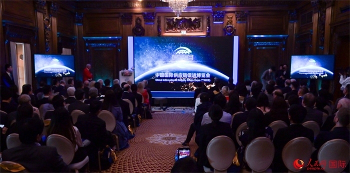 現(xiàn)場(chǎng)播放第二屆中國(guó)國(guó)際供應(yīng)鏈促進(jìn)博覽會(huì)宣傳片。人民網(wǎng) 郭錦標(biāo)攝