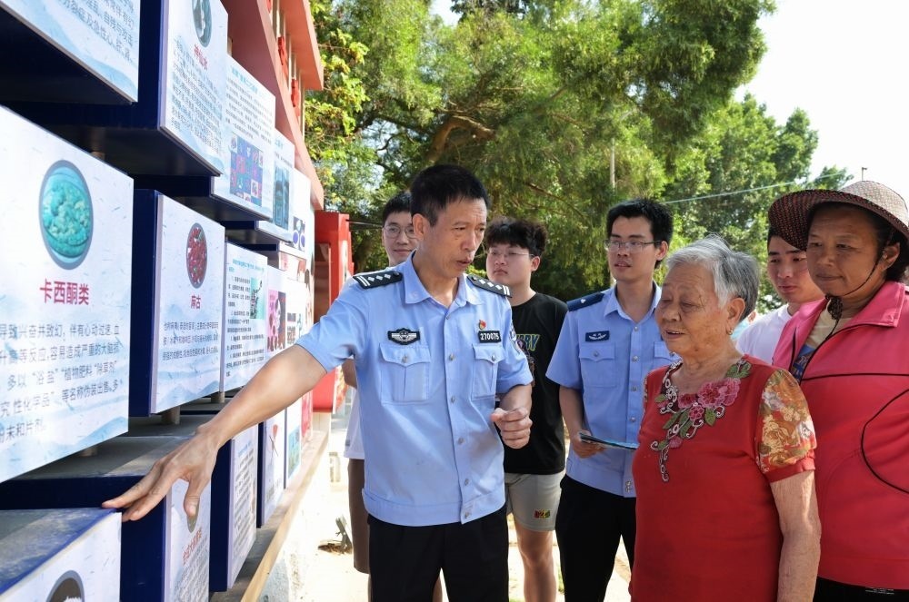 2023年6月4日，在廈門(mén)市翔安區(qū)大宅社區(qū)，民警向社區(qū)群眾介紹毒品的性質(zhì)、種類(lèi)、危害及防范措施。新華社記者 魏培全 攝