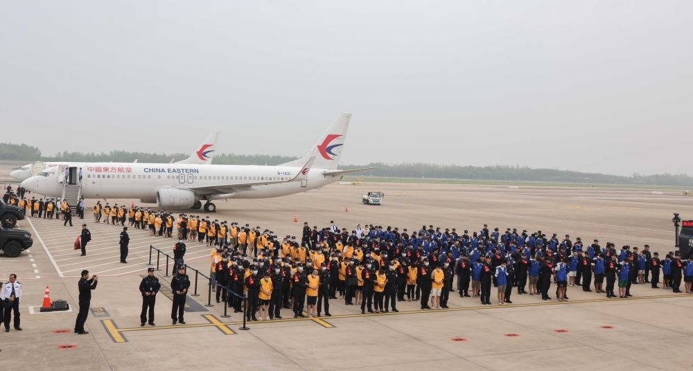 2024年4月13日，在湖北武漢天河國(guó)際機(jī)場(chǎng)，中國(guó)籍涉賭詐違法犯罪嫌疑人被我公安機(jī)關(guān)從柬埔寨押解回國(guó)。新華社記者 殷剛 攝