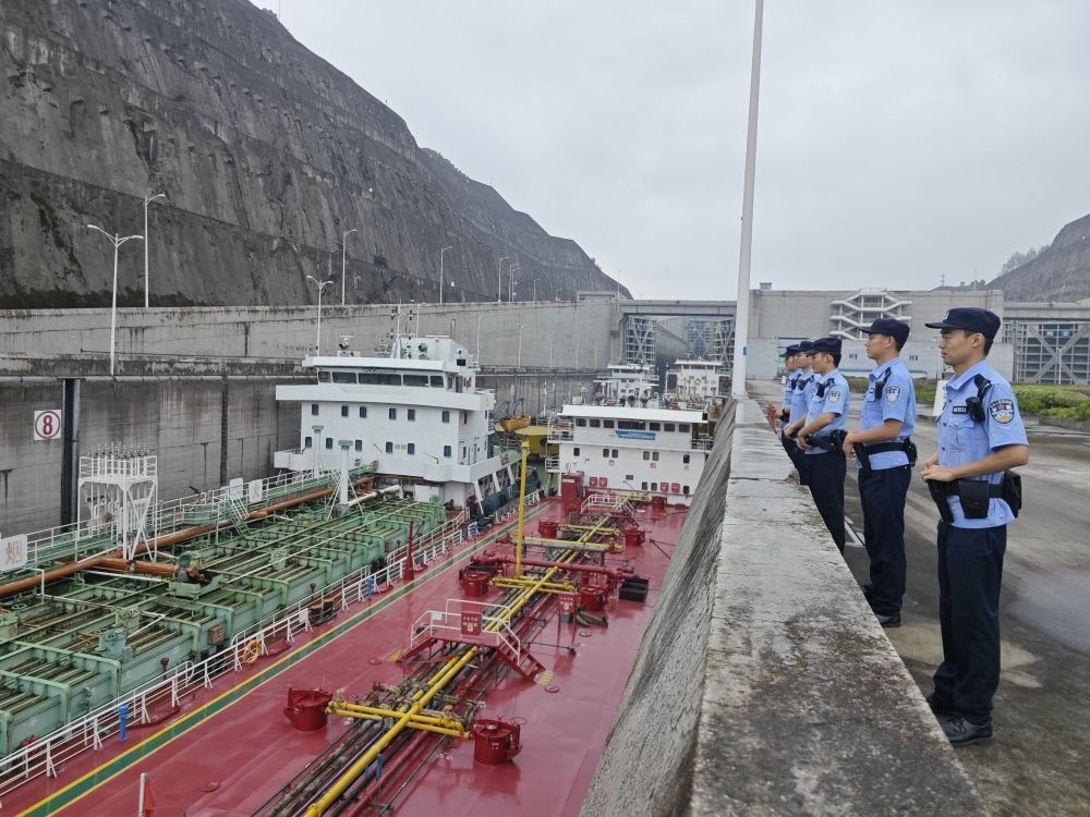 2023年9月29日，長(zhǎng)江航運(yùn)公安局宜昌分局三峽船閘派出所民警在三峽大壩五級(jí)船閘執(zhí)勤。新華社發(fā)（李孟 攝）