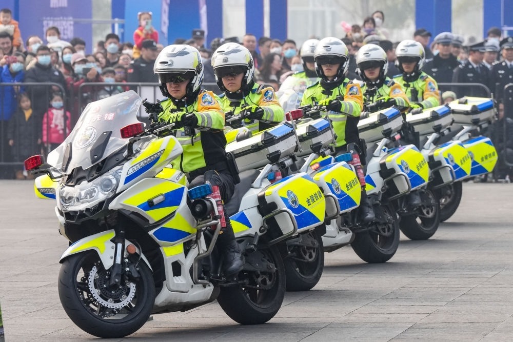 2024年1月6日，南京交警在警營(yíng)開(kāi)放周活動(dòng)現(xiàn)場(chǎng)進(jìn)行警務(wù)技能表演。新華社記者 李博 攝