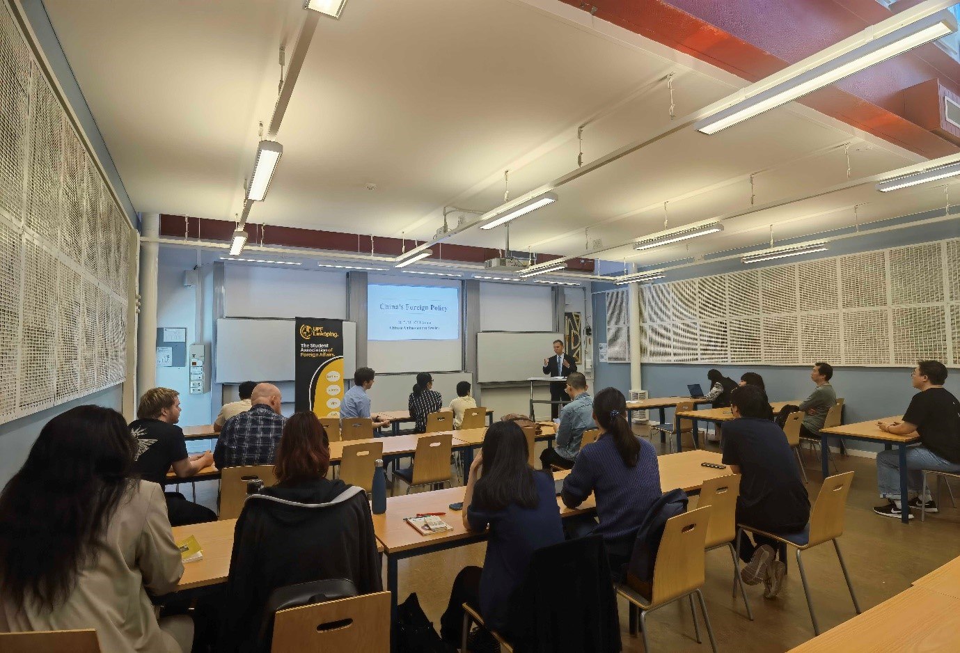 中國(guó)駐瑞典大使崔愛(ài)民與同學(xué)們互動(dòng)并回答問(wèn)題。中國(guó)駐瑞典大使館供圖