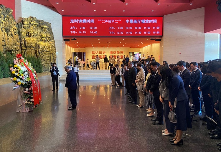 創(chuàng)價(jià)學(xué)會(huì)會(huì)長(zhǎng)原田稔及青年代表團(tuán)向中國(guó)人民抗日戰(zhàn)爭(zhēng)紀(jì)念館敬獻(xiàn)花籃。中國(guó)人民抗日戰(zhàn)爭(zhēng)紀(jì)念館供圖