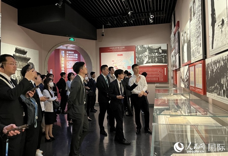 創(chuàng)價(jià)學(xué)會(huì)青年代表團(tuán)成員在中國(guó)人民抗日戰(zhàn)爭(zhēng)紀(jì)念館參觀。人民網(wǎng)記者 陳思攝