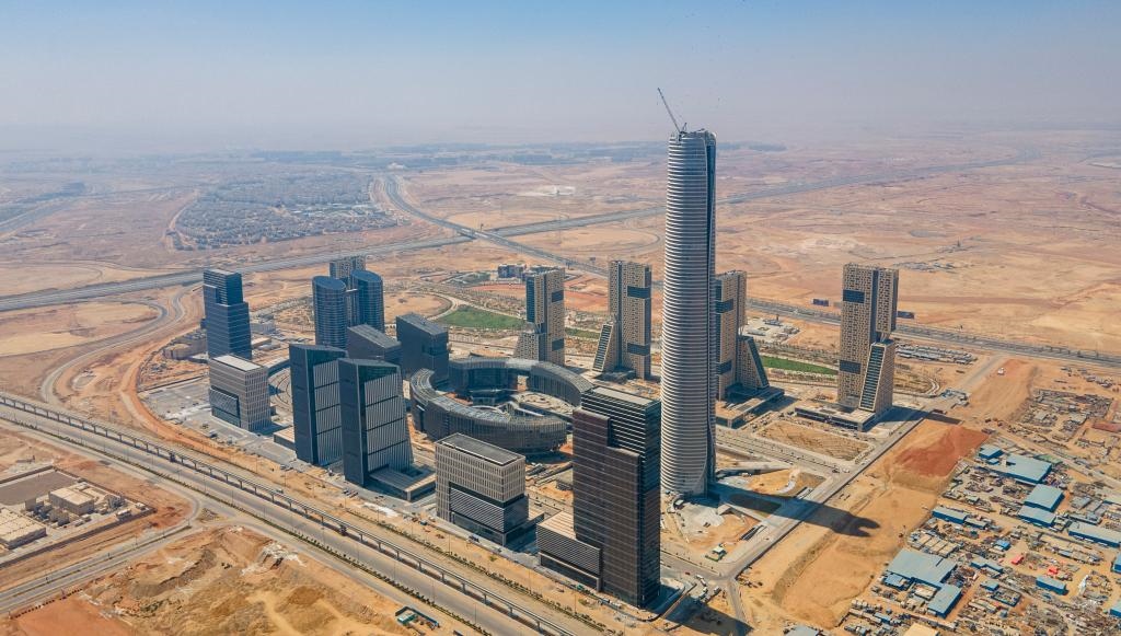 這是2023年6月28日在埃及開羅以東拍攝的建設(shè)中的埃及新行政首都中央商務(wù)區(qū)（無人機照片）。新華社發(fā)（中建埃及分公司供圖/黎炳宏攝）