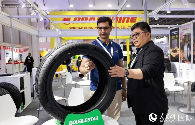 工作人員向客戶展示雙星電動(dòng)汽車輪胎。和傳統(tǒng)汽車輪胎相比，電動(dòng)汽車輪胎具有更高承載能力、更加靜音舒適、更好極速抓地、更低滾動(dòng)阻力等特點(diǎn)。人民網(wǎng)記者 管克江攝
