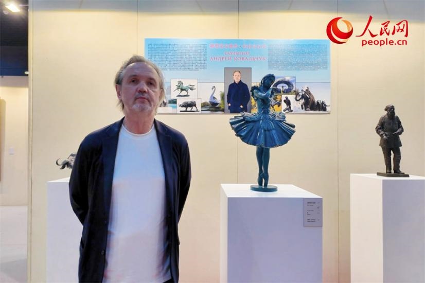 俄羅斯人民藝術(shù)家、俄羅斯美協(xié)主席安德烈·科瓦爾丘克正在接受人民網(wǎng)的采訪。人民網(wǎng)記者 劉微攝