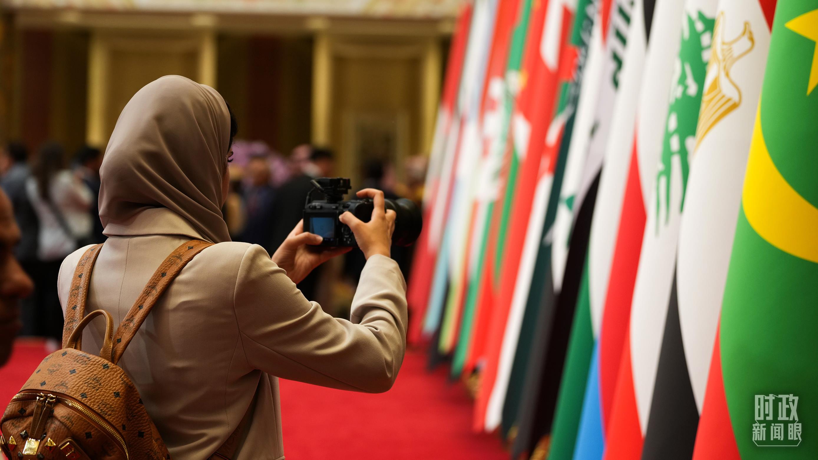 △外國媒體拍攝現(xiàn)場旗陣。（總臺(tái)國廣記者李晉拍攝）