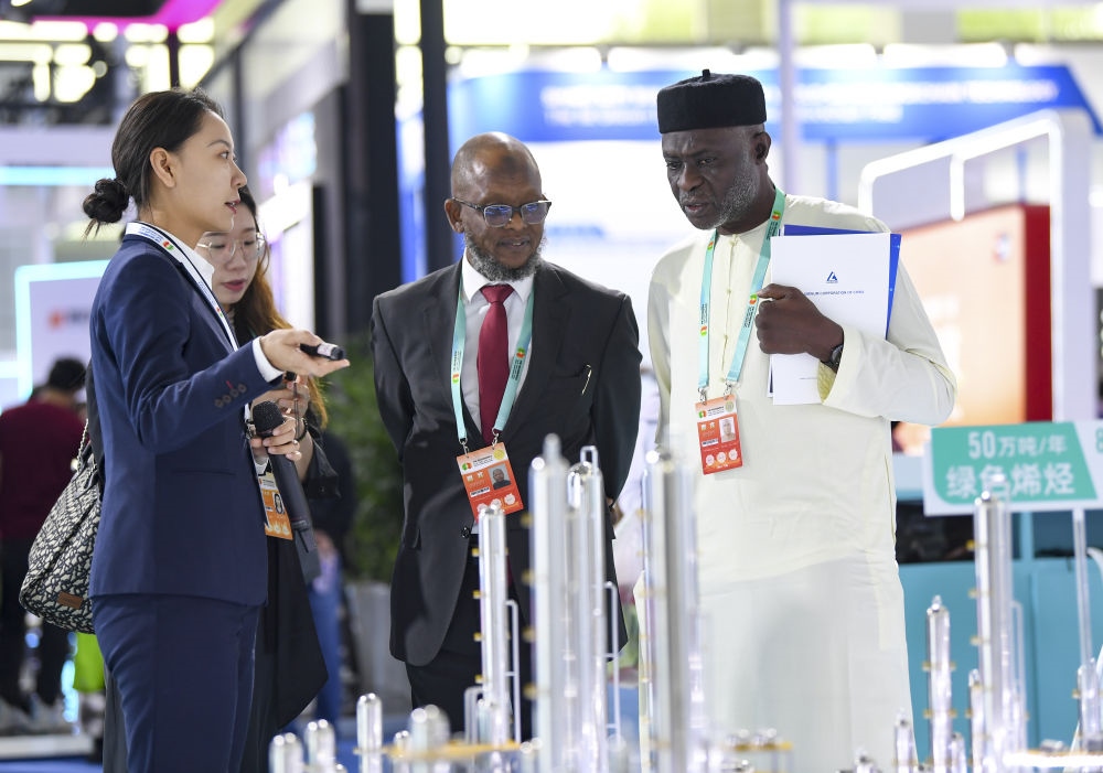 2023年9月22日，嘉賓在第六屆中阿博覽會(huì)上了解清潔能源項(xiàng)目。新華社記者 馮開華 攝
