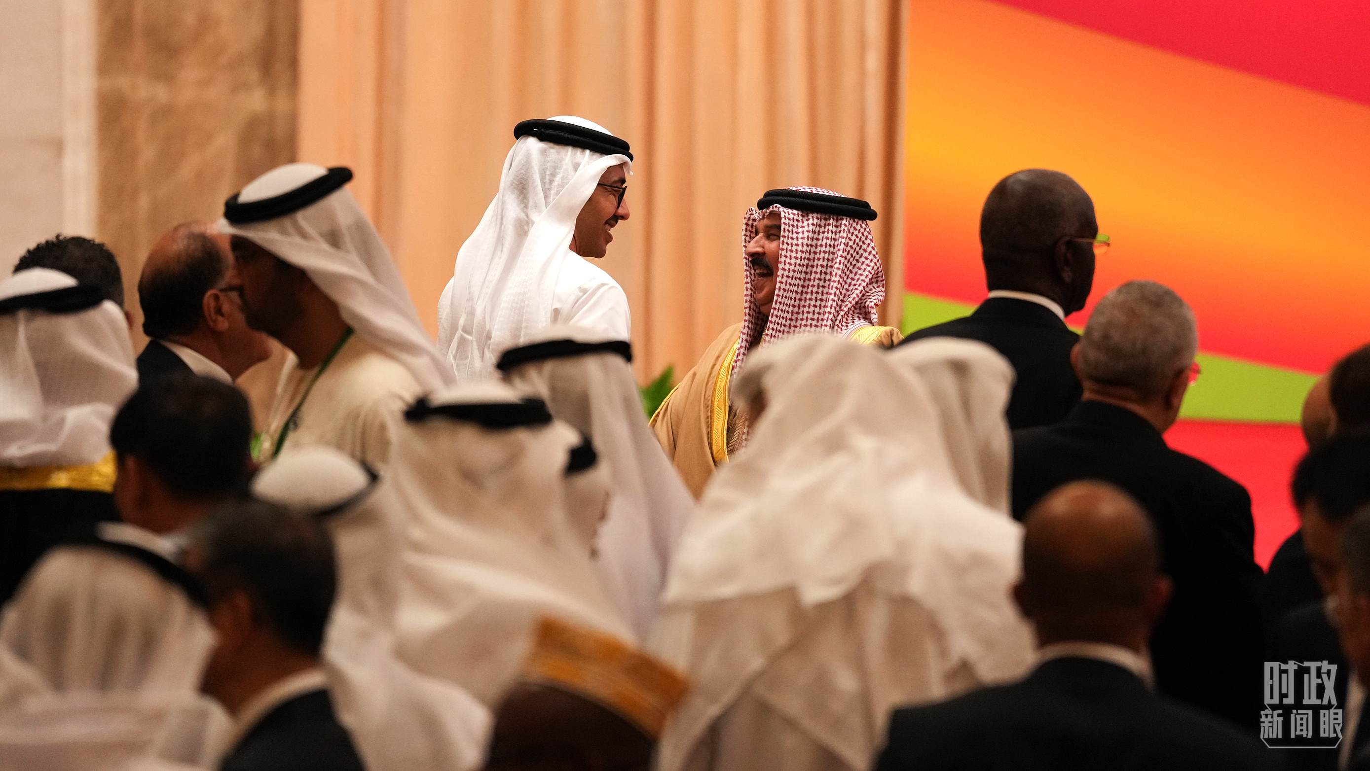 △與會(huì)代表在交談。（總臺(tái)國廣記者李晉拍攝）