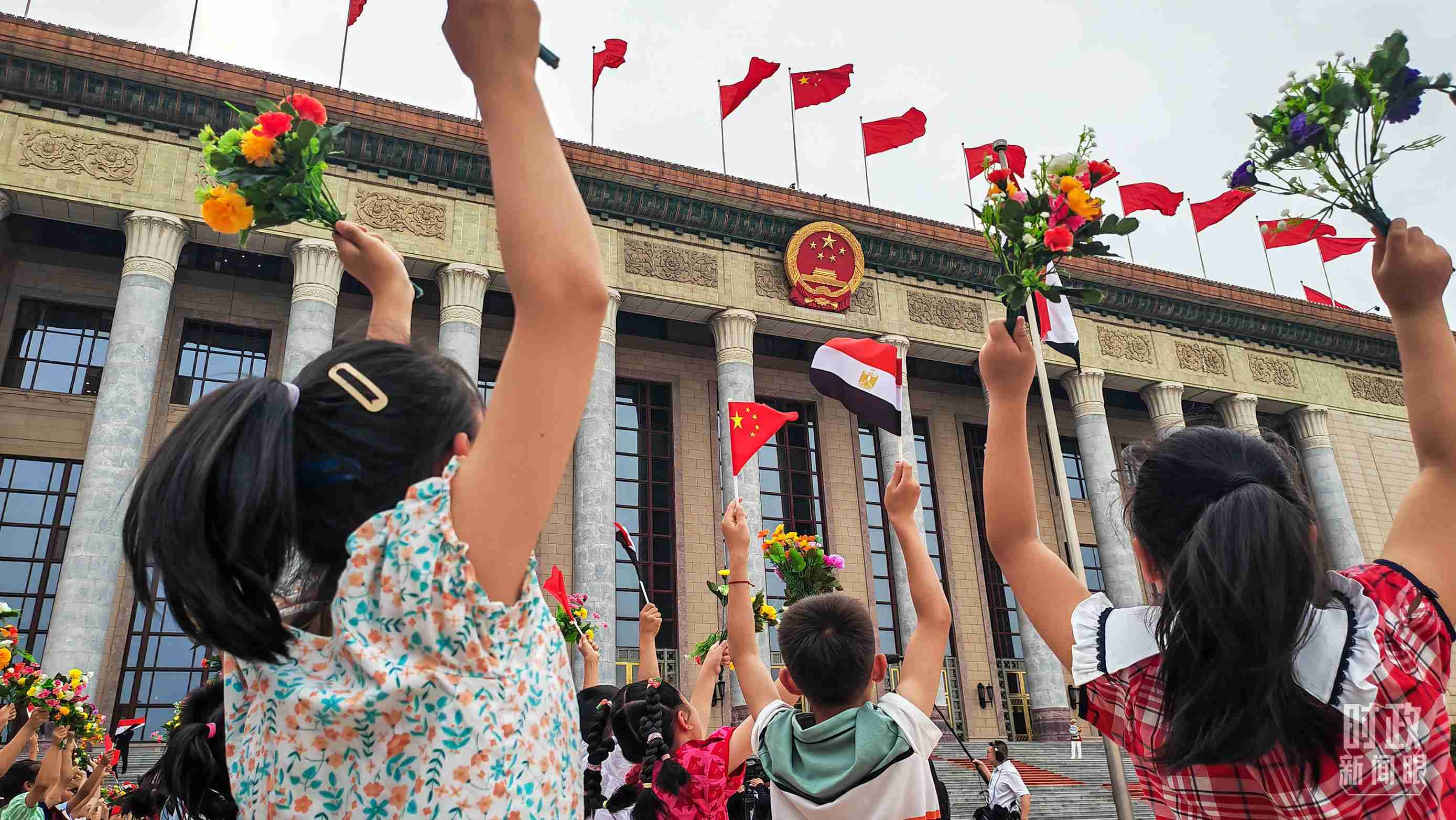 △5月29日下午，習(xí)近平主席舉行儀式歡迎埃及總統(tǒng)塞西訪華。圖為歡迎儀式現(xiàn)場的少年兒童。（總臺(tái)央視記者劉琦拍攝）