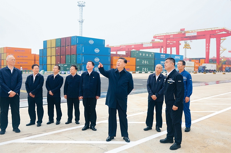 2024年5月22日至24日，中共中央總書記、國家主席、中央軍委主席習近平在山東考察。這是22日下午，習近平在日照港察看全自動化集裝箱碼頭作業(yè)場景。 新華社記者 鞠鵬/攝