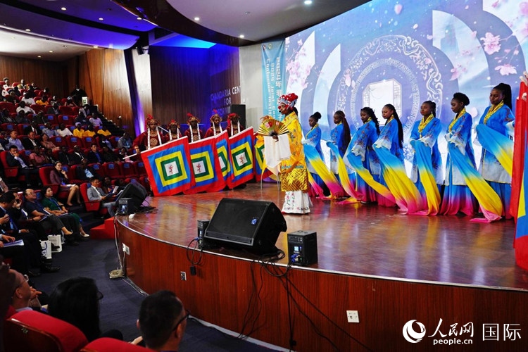 開幕式前，內(nèi)羅畢大學孔子學院學生進行文藝表演。人民網(wǎng)記者 黃煒鑫攝