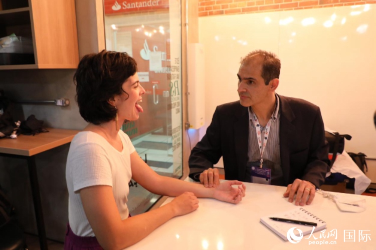 在巴西米納斯吉拉斯州首府貝洛奧里藏特開辦診所的中醫(yī)師保羅·貢扎爾韋斯，正在把脈并觀察舌苔。人民網(wǎng)記者 陳一鳴攝