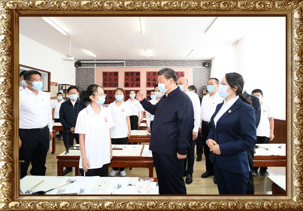 2021年9月13日至14日，習(xí)近平總書記在陜西省榆林市考察。14日上午，習(xí)近平在綏德實(shí)驗(yàn)中學(xué)考察時(shí)，同正在練習(xí)書法的學(xué)生親切交流。