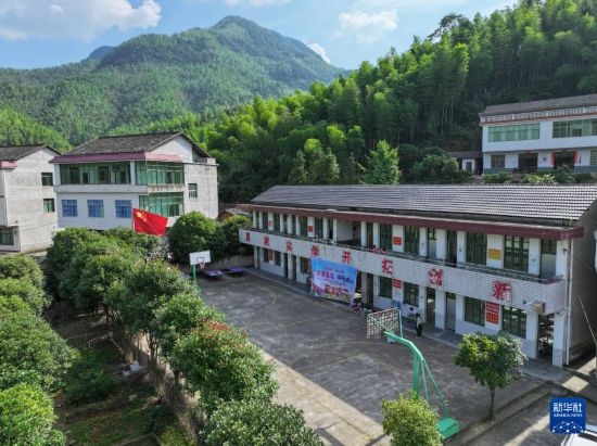 這是5月28日拍攝的湖南省衡陽(yáng)市衡陽(yáng)縣岣嶁鄉(xiāng)妙溪小學(xué)（無(wú)人機(jī)照片）。