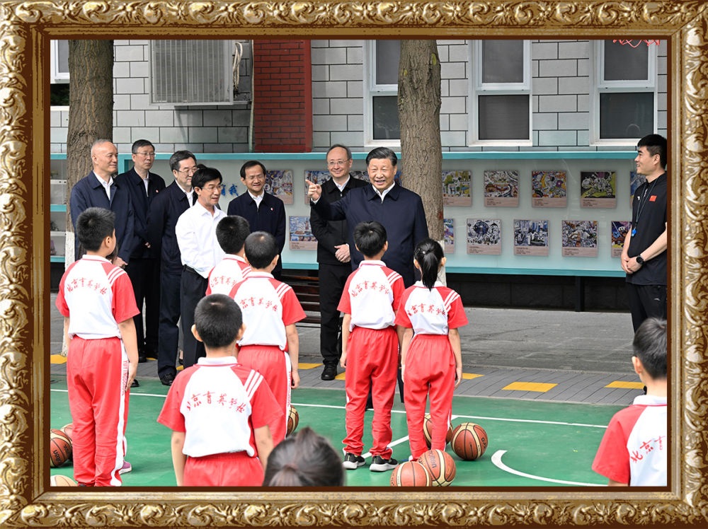 2023年5月31日上午，習(xí)近平總書記來到北京育英學(xué)?？赐繂枎熒?，在籃球場同正在上體育課的小學(xué)生們親切交流。習(xí)近平親切地說：“現(xiàn)在生活條件好了，孩子們不是要吃得胖胖的，而是要長得壯壯的、練得棒棒的?！? width=
