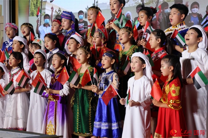 活動(dòng)上，身著中阿傳統(tǒng)服飾的孩子們共唱歌曲，表達(dá)對(duì)美好未來的向往。人民網(wǎng)記者 張志文攝