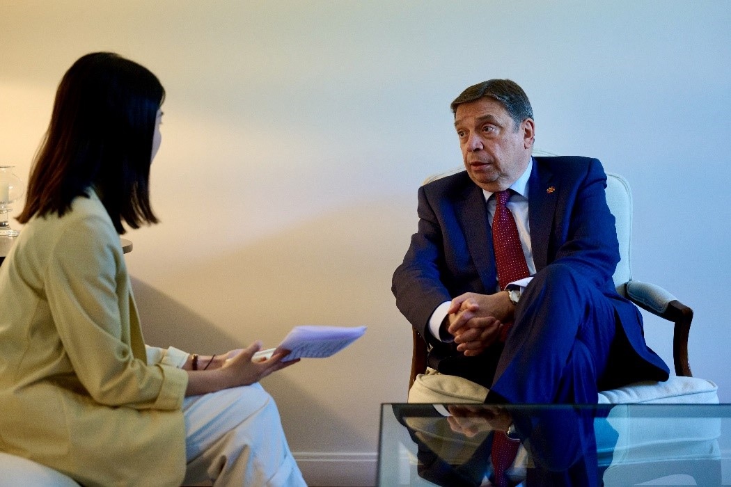 西班牙農(nóng)業(yè)、漁業(yè)和食品大臣普拉納斯接受人民網(wǎng)專訪。西班牙駐華大使館供圖