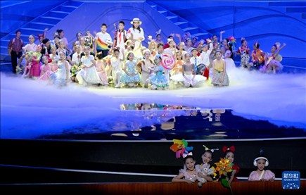 6月1日，演員在“我和祖國一起成長”主題演出活動(dòng)中表演。新華社記者 金良快 攝