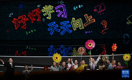 6月1日，演員在“我和祖國一起成長”主題演出活動(dòng)中表演。新華社記者 金良快 攝