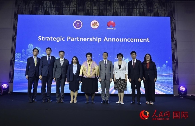 數(shù)字人才峰會(huì)現(xiàn)場(chǎng)。左五為泰國(guó)高等教育、科學(xué)、研究和創(chuàng)新部長(zhǎng)素巴瑪·伊沙拉帕迪，右三中國(guó)駐泰國(guó)大使館教育參贊許蘭，右四為華為泰國(guó)技術(shù)有限公司總經(jīng)理李雄偉。人民網(wǎng)記者 簡(jiǎn)承淵攝