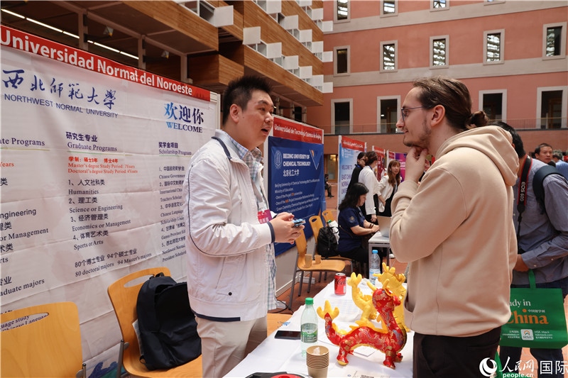 西班牙應(yīng)屆畢業(yè)生在展臺(tái)前咨詢。人民網(wǎng)記者 顏歡攝