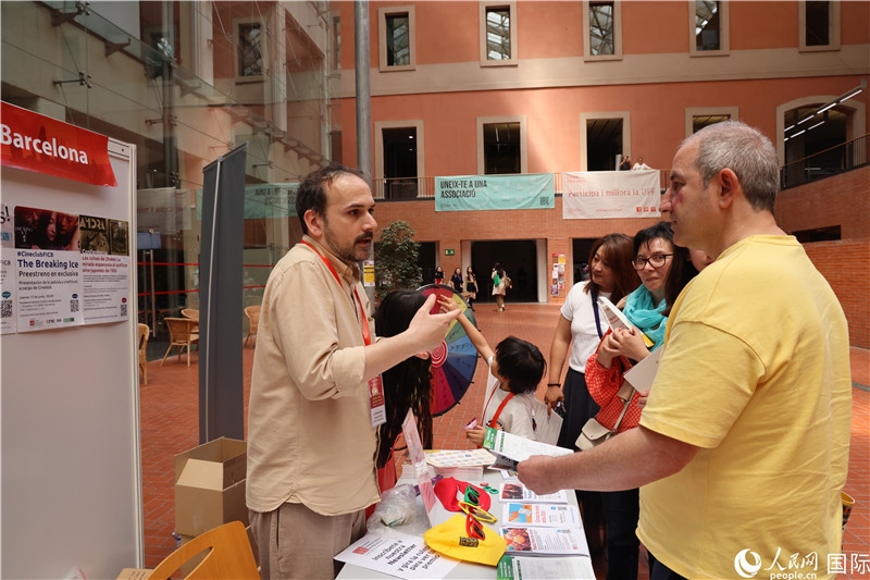 眾多西班牙家庭前來展會(huì)上詢問信息（攝影：顏歡）