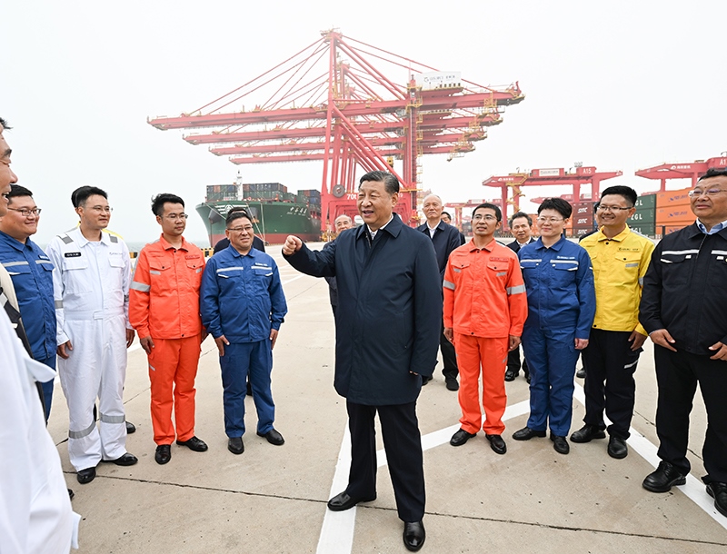 △2024年5月22日，習(xí)近平總書(shū)記在山東省日照港親切慰問(wèn)港口科技工作者、運(yùn)營(yíng)人員、航運(yùn)人員。