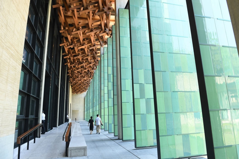 2022年7月23日，杭州國家版本館屋頂?shù)哪緲?gòu)和青瓷門扇相映成趣。