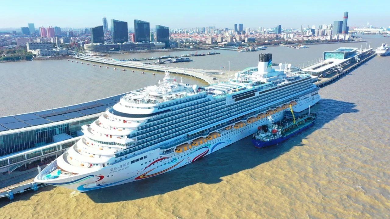 △2024年1月1日，國產(chǎn)首艘大型郵輪“愛達·魔都號”從上海吳淞口國際郵輪港開啟商業(yè)首航。