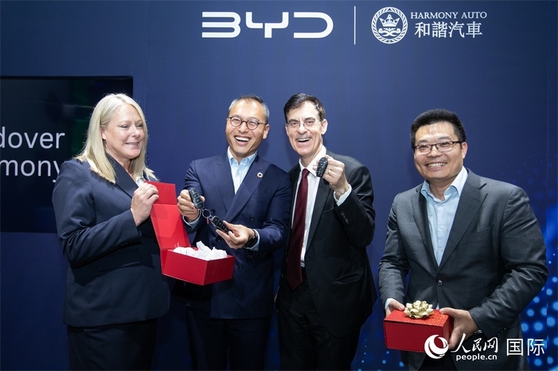 兩位英國消費(fèi)者獲得新車鑰匙。人民網(wǎng)記者 許立群攝影