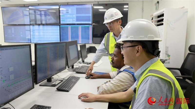 工作人員進行倒送電準(zhǔn)備。人民網(wǎng)記者 管克江攝